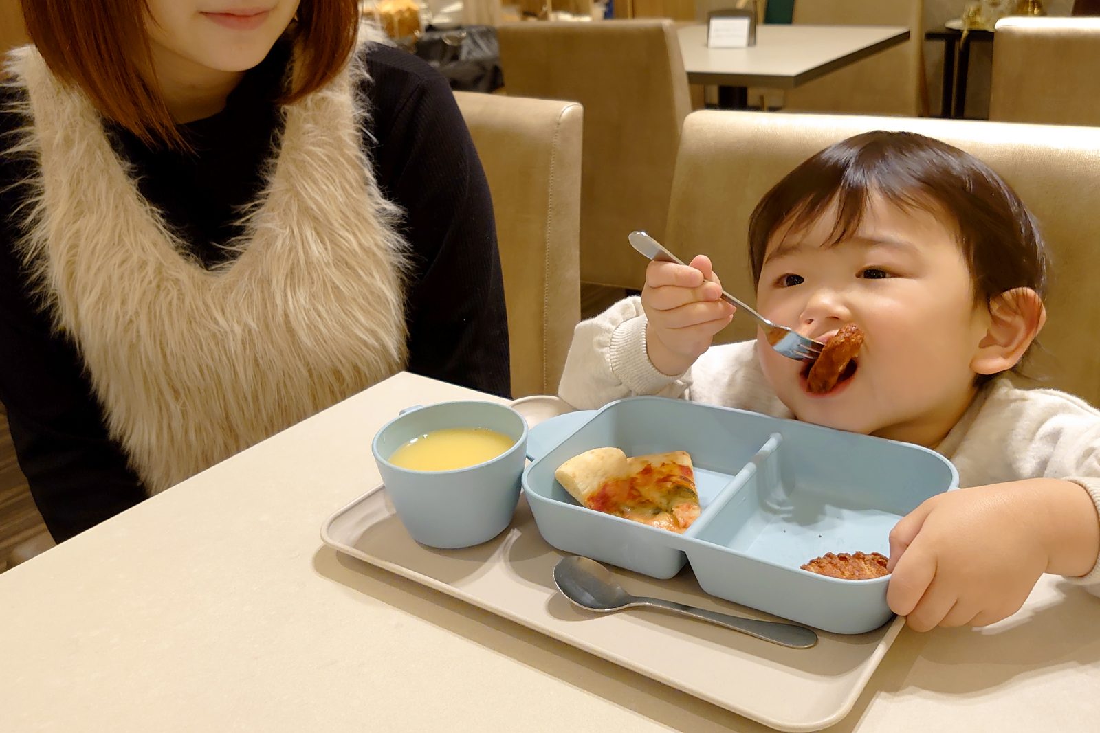 A hotel at the dining table —Information on "Children's Cafeteria"